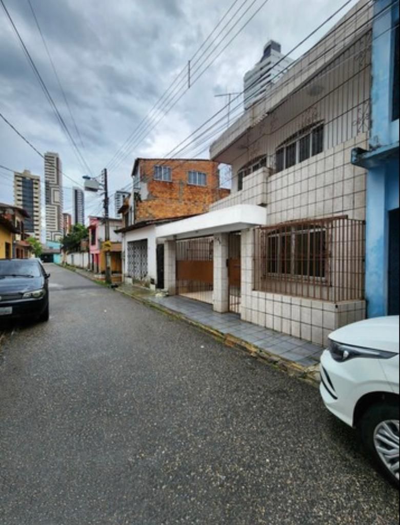 Imagem Casa com 4 Quartos à Venda, 300 m²em Umarizal - Belém Imagem Casa com 4 Quartos à Venda, 300 m²em Umarizal - Belém