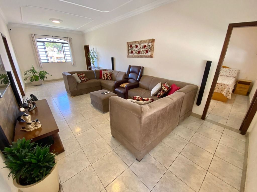 Imagem Casa com 3 Quartos à Venda, 250 m² em Santa Mônica - Belo Horizonte Imagem Casa com 3 Quartos à Venda, 250 m² em Santa Mônica - Belo Horizonte