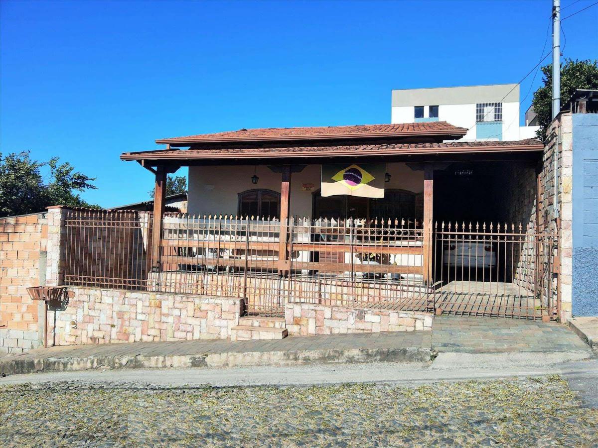 Imagem Casa com 3 Quartos à Venda, 360 m² em João Pinheiro - Belo Horizonte Imagem Casa com 3 Quartos à Venda, 360 m² em João Pinheiro - Belo Horizonte