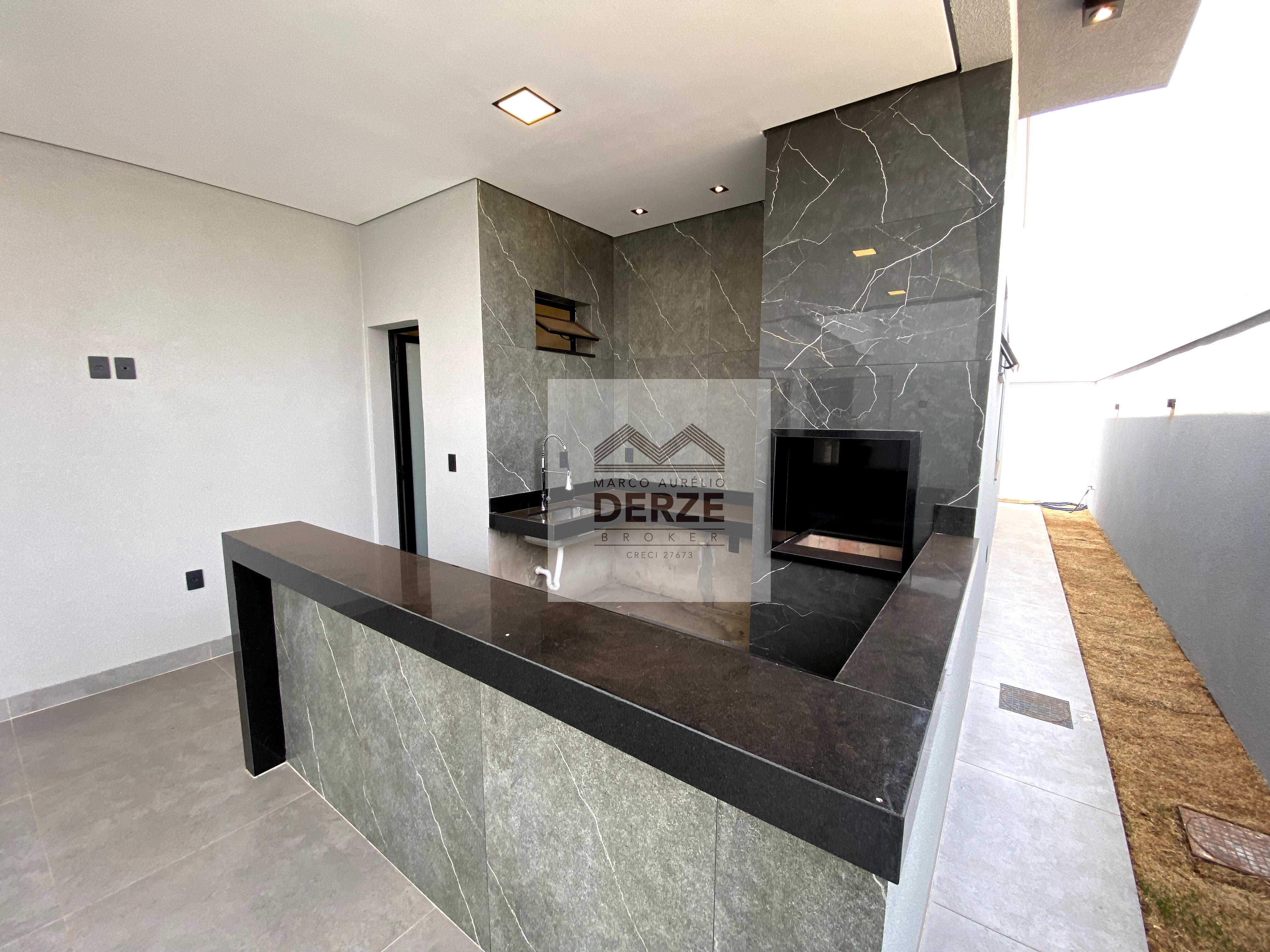 Imagem Casa com 3 Quartos à Venda, 256 m²em Jardim Botânico - Uberlândia Imagem Casa com 3 Quartos à Venda, 256 m²em Jardim Botânico - Uberlândia