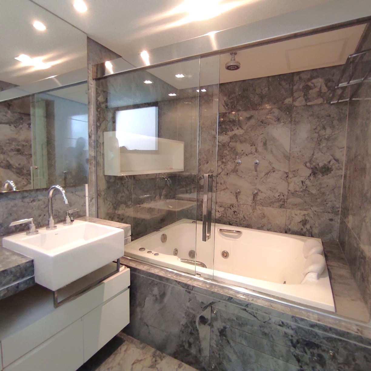 Imagem Apartamento com 4 Quartos à Venda, 138 m²em Lourdes - Belo Horizonte