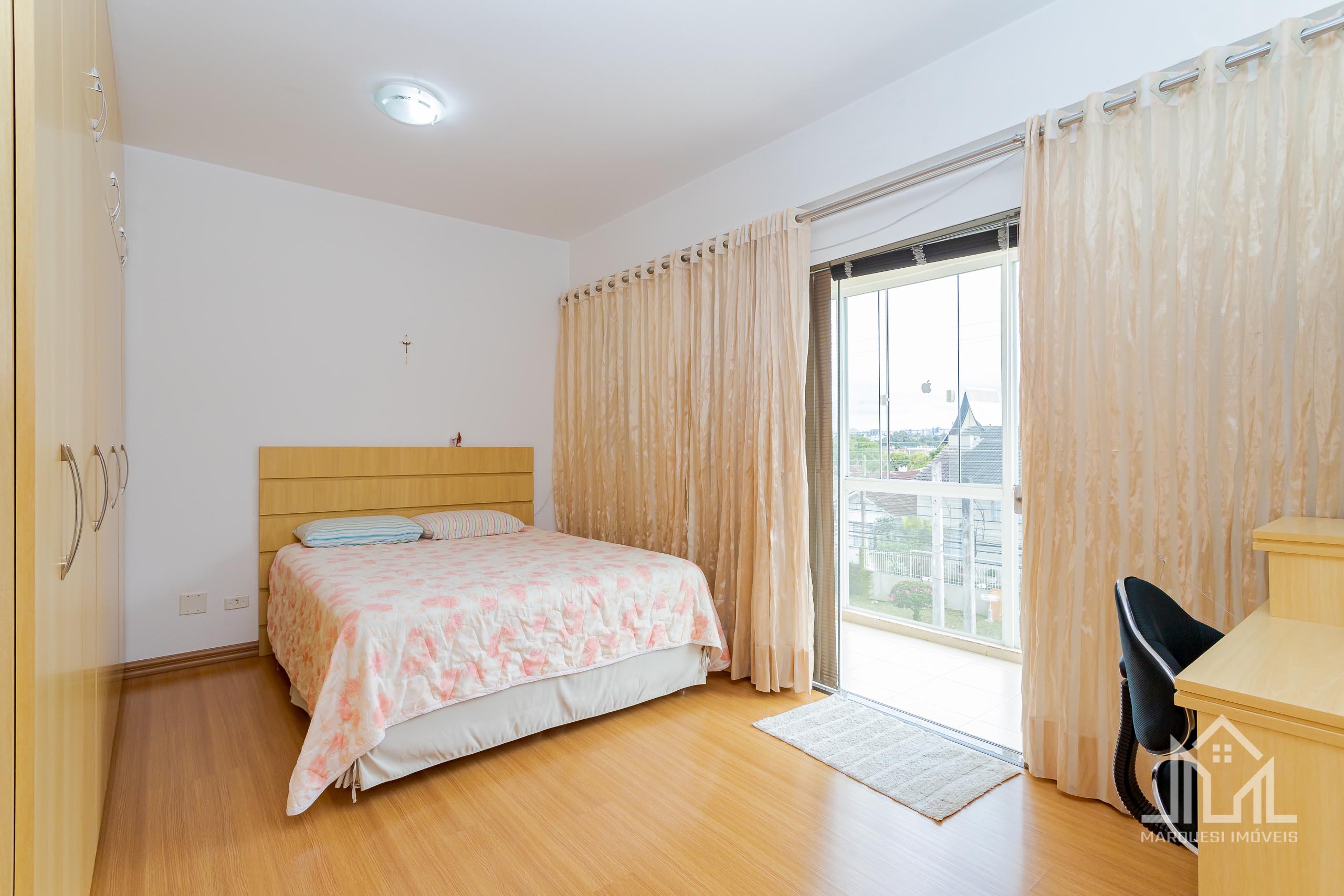 Imagem Casa com 3 Quartos à Venda, 241 m² em Guabirotuba - Curitiba Imagem Casa com 3 Quartos à Venda, 241 m² em Guabirotuba - Curitiba