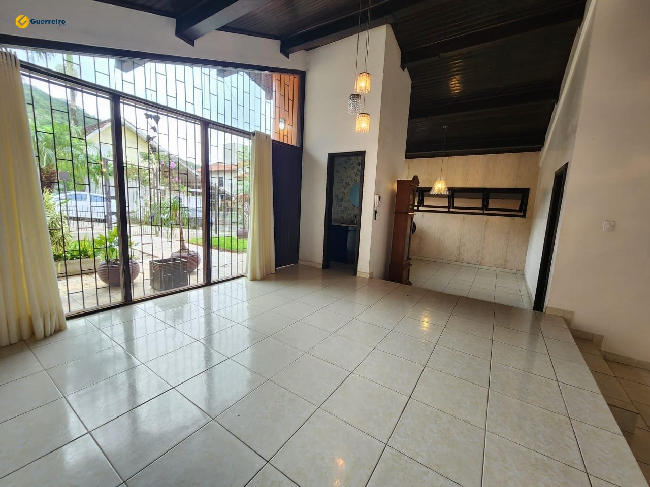 Imagem Casa com 3 Quartos à Venda, 190 m² em Trindade - Florianópolis Imagem Casa com 3 Quartos à Venda, 190 m² em Trindade - Florianópolis