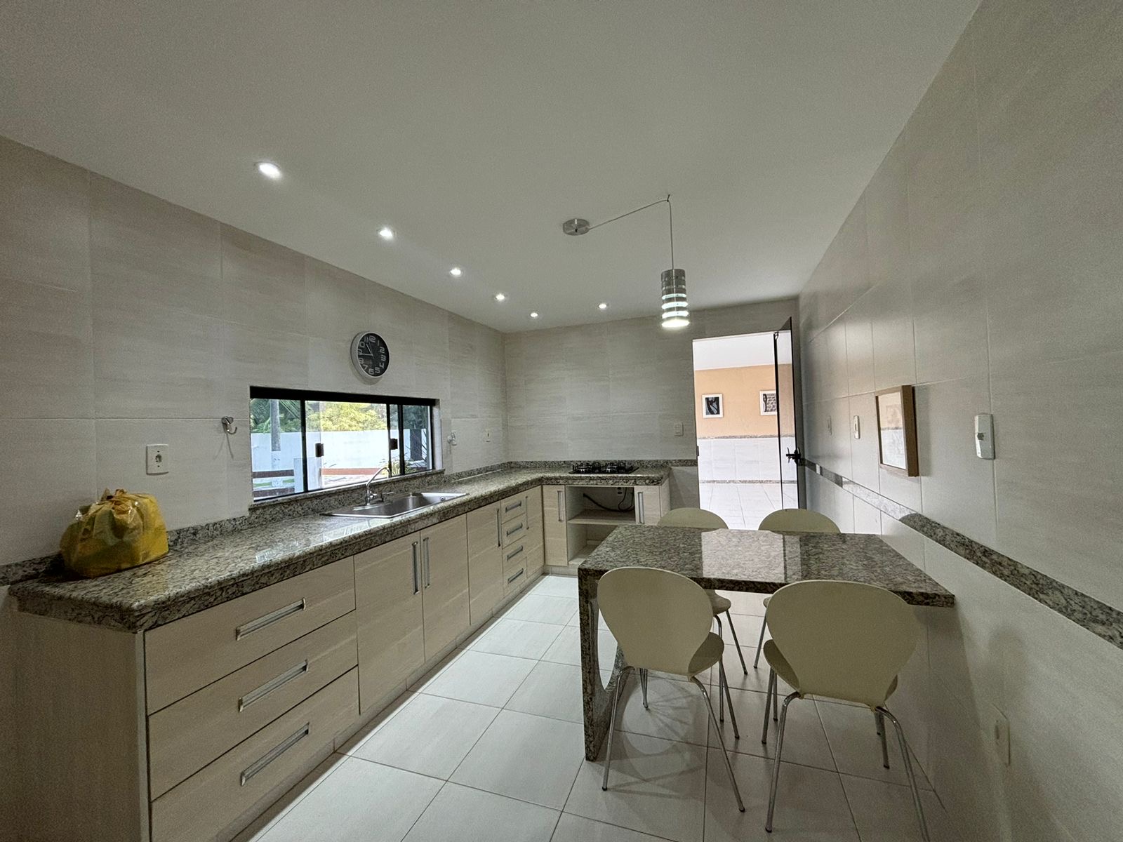 Imagem Casa com 3 Quartos para Alugar, 170 m²em Buraquinho - Lauro de Freitas Imagem Casa com 3 Quartos para Alugar, 170 m²em Buraquinho - Lauro de Freitas