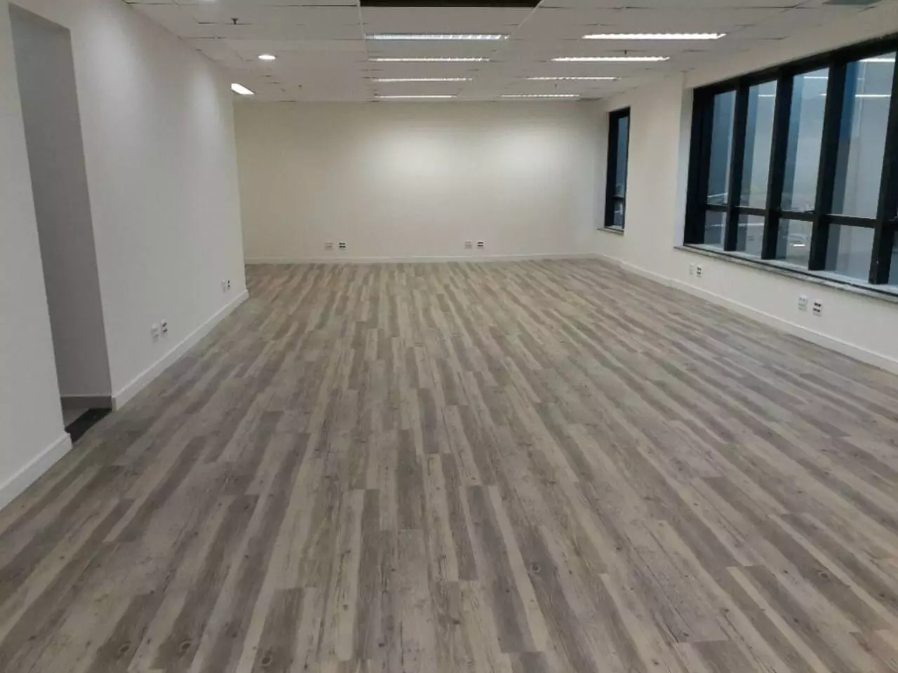 Imagem Sala Comercial à Venda ou Locação, 88 m²em Vila Olímpia - São Paulo