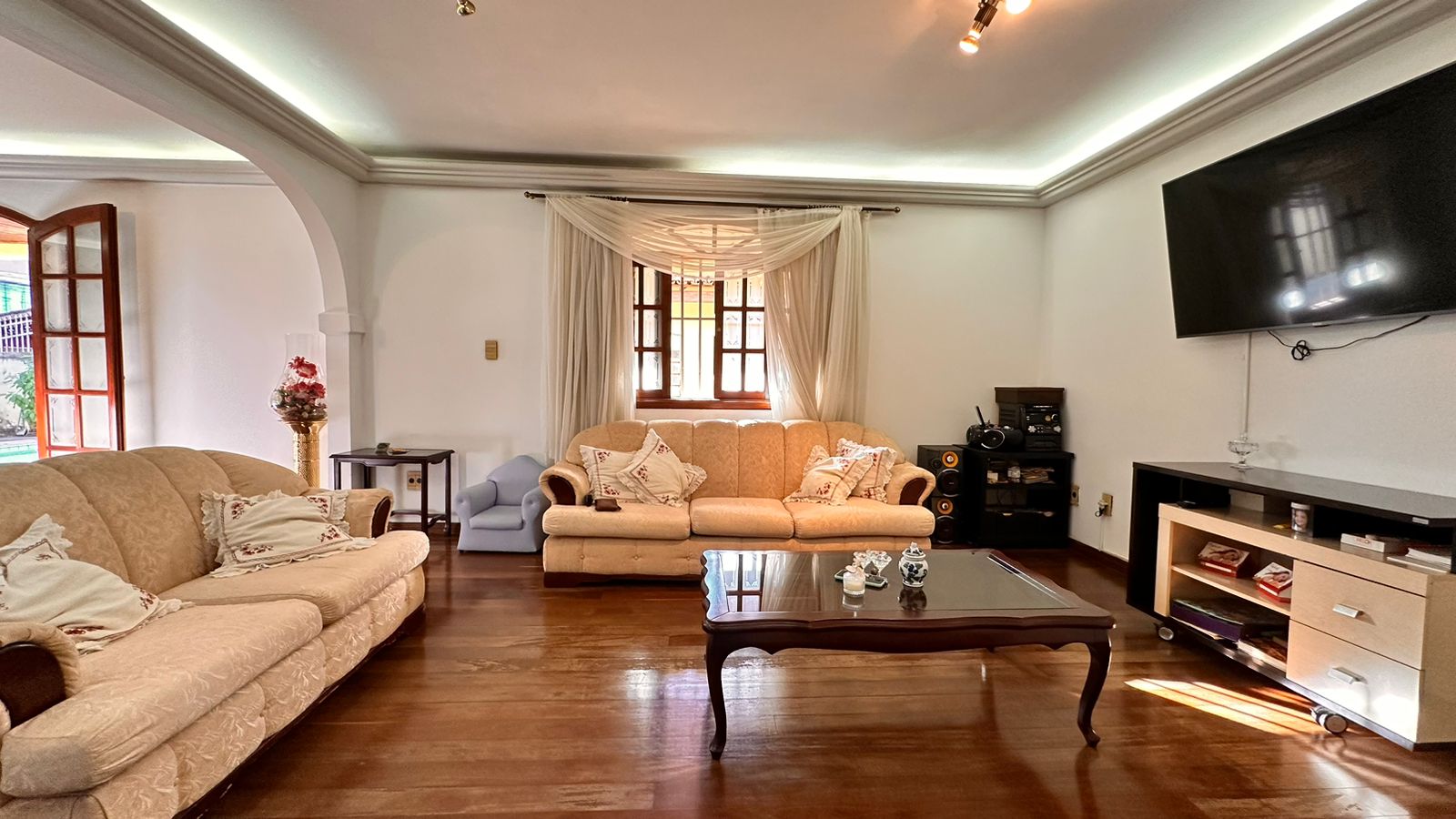 Imagem Sobrado com 5 Quartos à Venda ou Temporada, 587 m²em Taguatinga Norte (Taguatinga) - Brasília