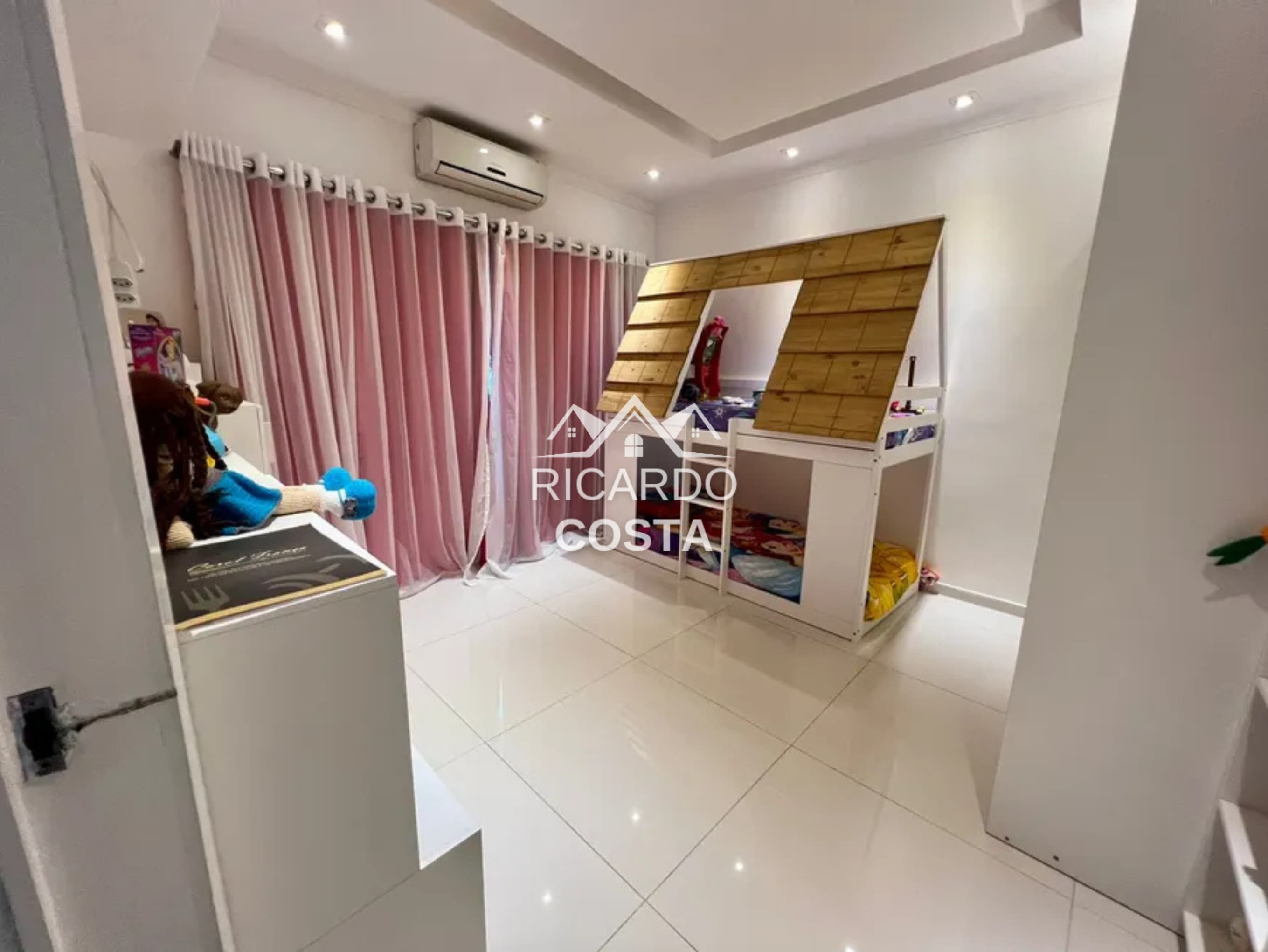 Imagem Casa de Condomínio com 3 Quartos à Venda ou Locação, 310 m² em Jacarepaguá - Rio de Janeiro Imagem Casa de Condomínio com 3 Quartos à Venda ou Locação, 310 m² em Jacarepaguá - Rio de Janeiro