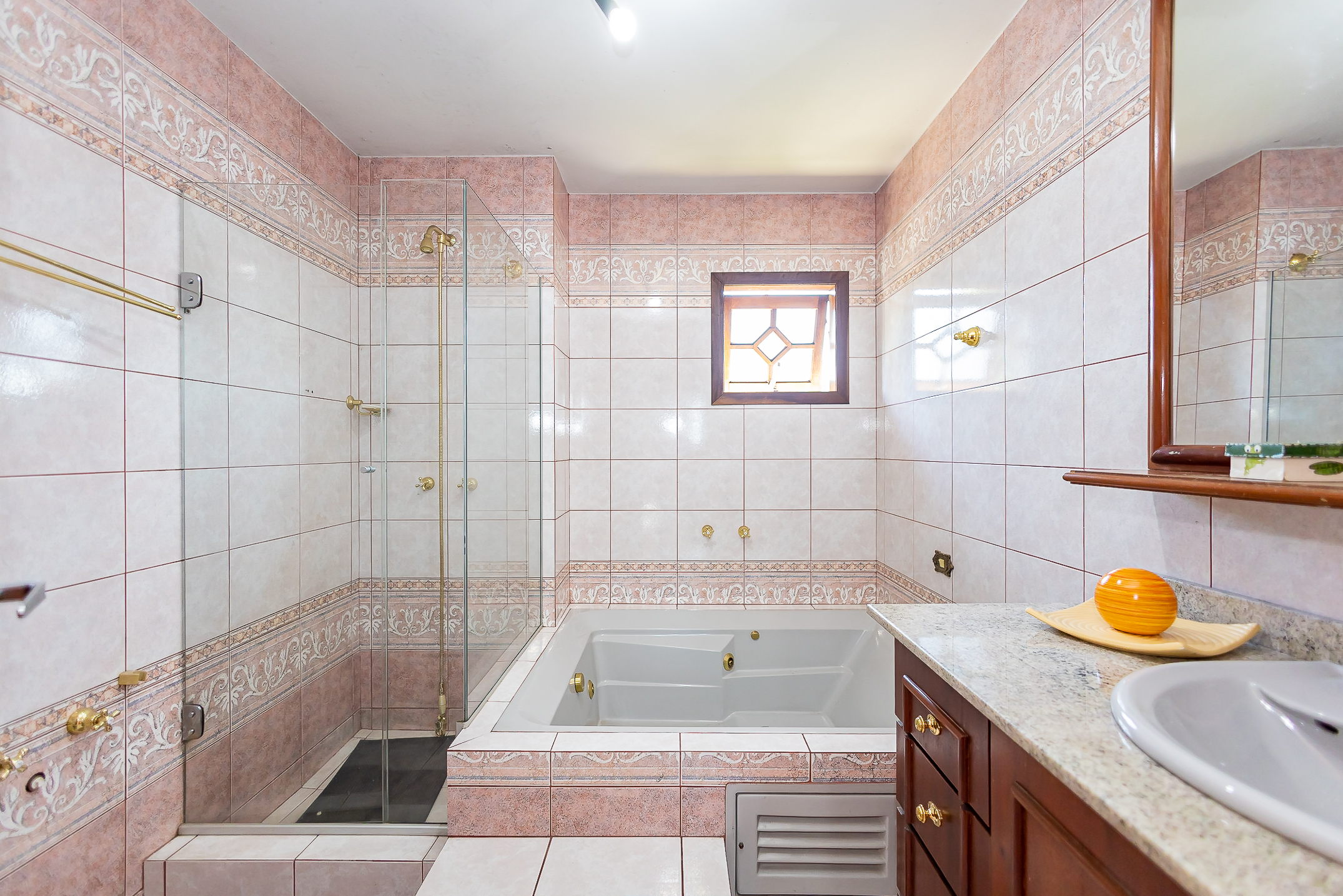 Imagem Casa com 3 Quartos à Venda, 209 m²em Campina do Siqueira - Curitiba Imagem Casa com 3 Quartos à Venda, 209 m²em Campina do Siqueira - Curitiba