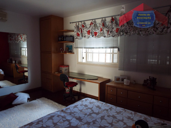 Imagem Casa com 4 Quartos à Venda, 315 m² em Centro - Pelotas