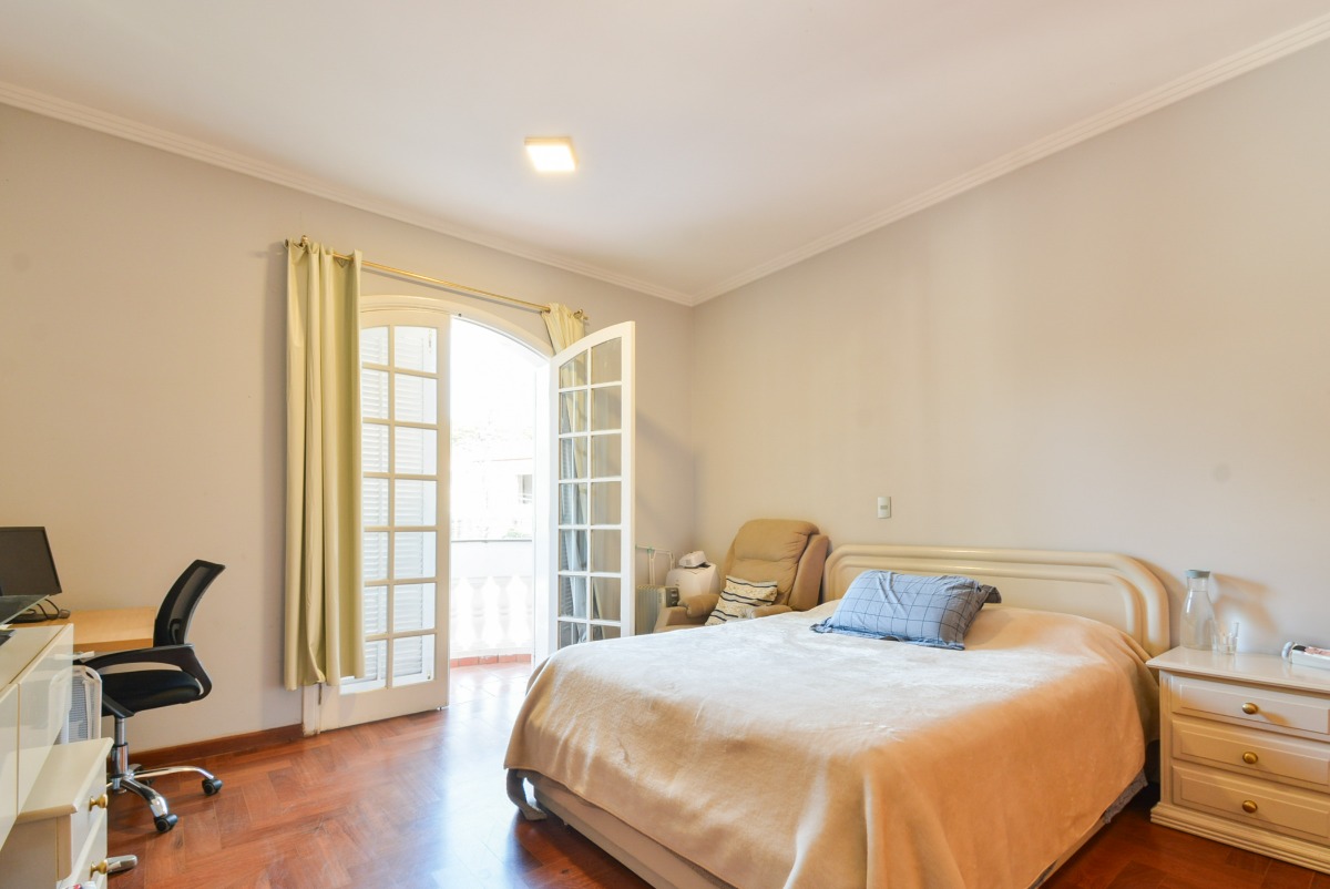 Imagem Casa com 4 Quartos à Venda, 450 m²em Caxingui - São Paulo