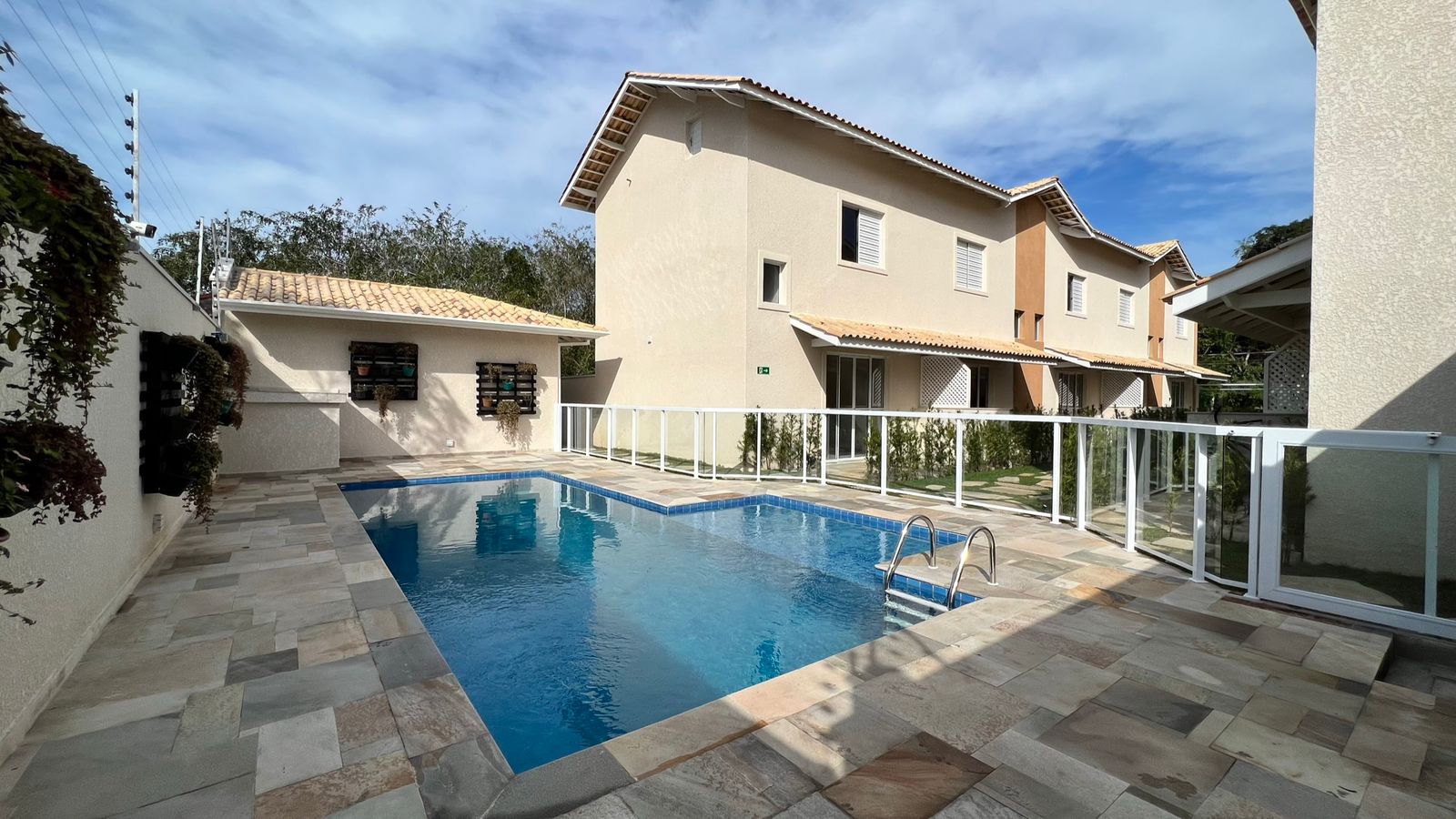 Imagem Casa de Condomínio com 2 Quartos para Alugar, 81 m²em São Lourenço - Bertioga Imagem Casa de Condomínio com 2 Quartos para Alugar, 81 m²em São Lourenço - Bertioga