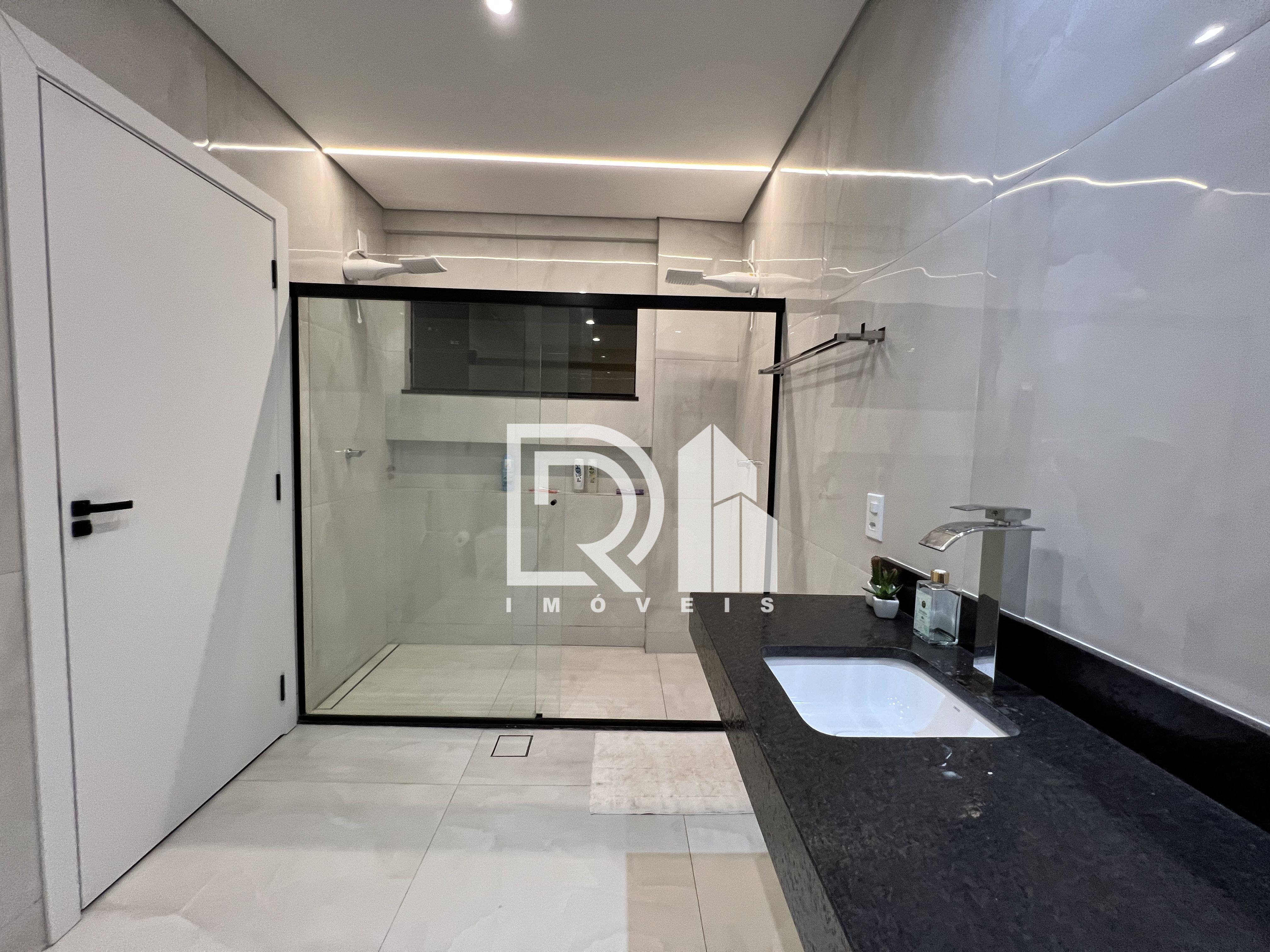 Imagem Casa com 4 Quartos à Venda, 285 m² em Guará II - Brasília Imagem Casa com 4 Quartos à Venda, 285 m² em Guará II - Brasília