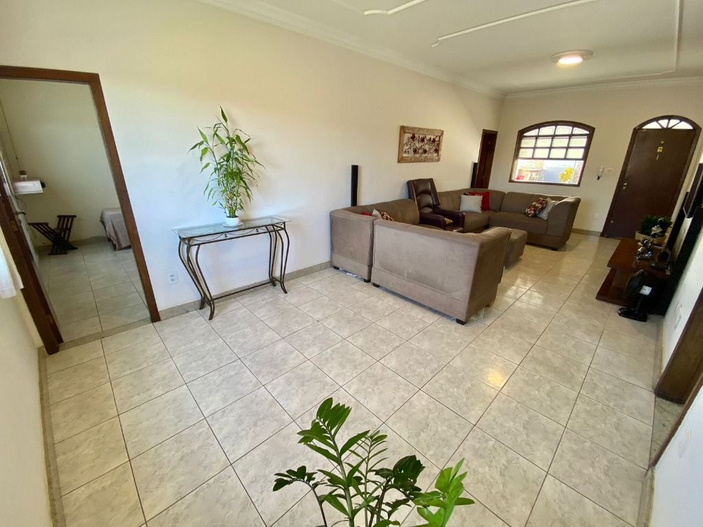 Imagem Casa com 3 Quartos à Venda, 250 m² em Santa Mônica - Belo Horizonte Imagem Casa com 3 Quartos à Venda, 250 m² em Santa Mônica - Belo Horizonte
