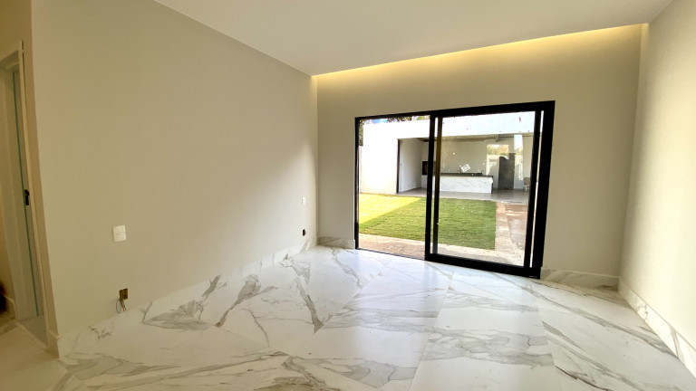 Imagem Casa de Condomínio com 3 Quartos à Venda,  em Samambaia Sul (Samambaia) - Brasília