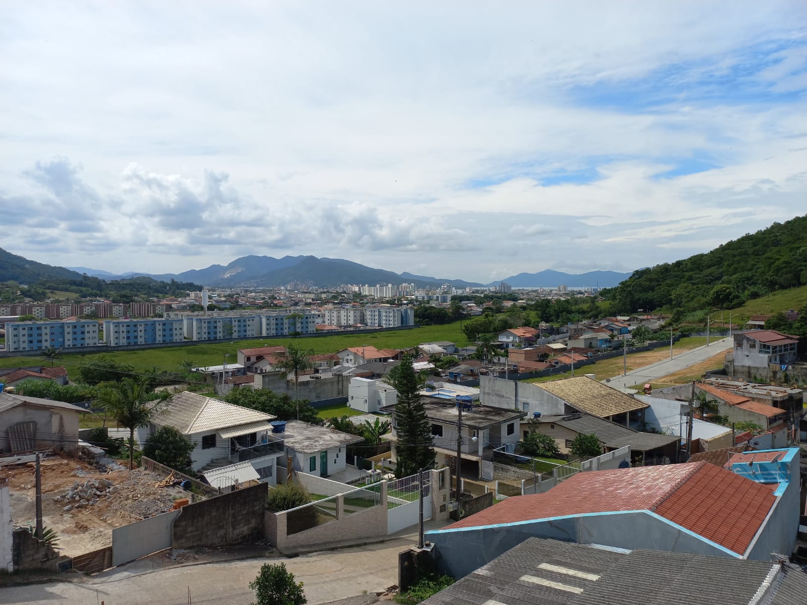 Imagem Sobrado com 4 Quartos à Venda, 250 m²em Fundos - Biguaçu