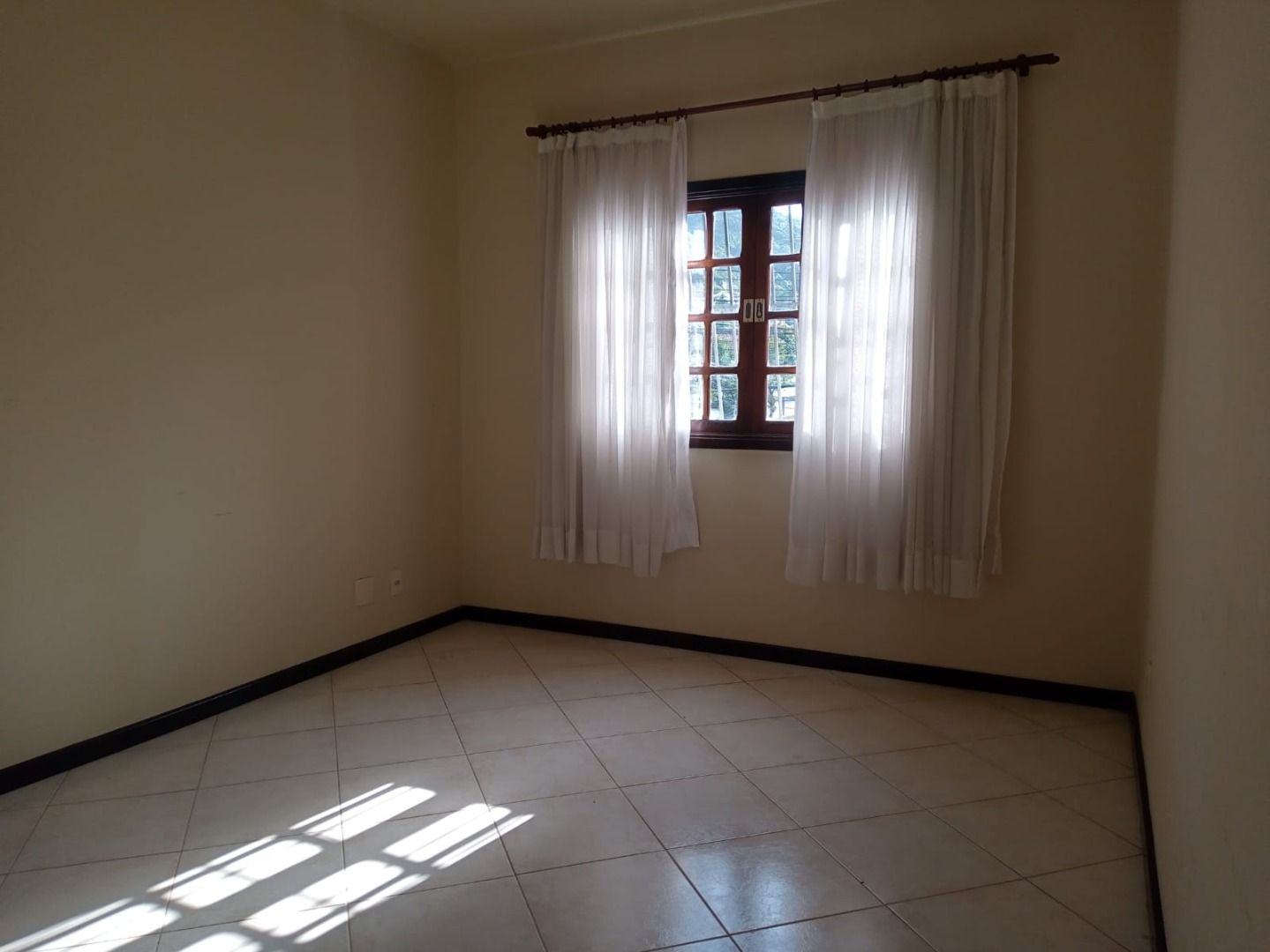 Imagem Casa com 3 Quartos à Venda, 360 m²em Piratininga - Niterói Imagem Casa com 3 Quartos à Venda, 360 m²em Piratininga - Niterói