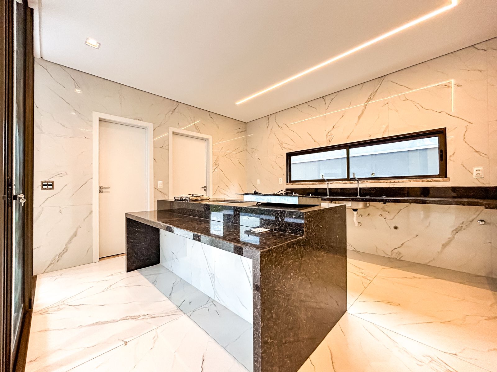 Imagem Casa de Condomínio com 5 Quartos à Venda, 252 m² em Cidade Alpha - Eusébio Imagem Casa de Condomínio com 5 Quartos à Venda, 252 m² em Cidade Alpha - Eusébio