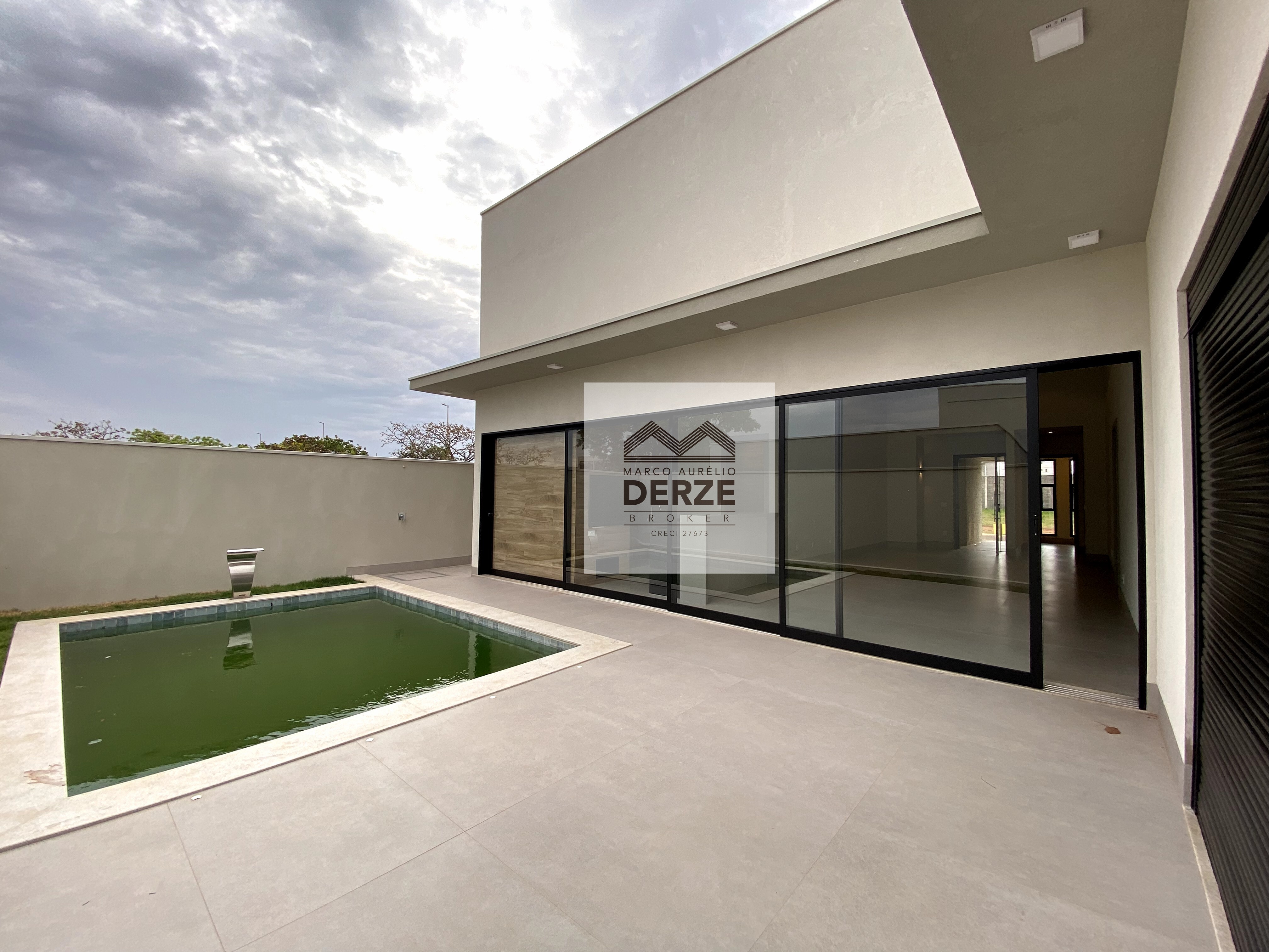 Imagem Casa com 3 Quartos à Venda, 240 m²em Jardim Inconfidência - Uberlândia Imagem Casa com 3 Quartos à Venda, 240 m²em Jardim Inconfidência - Uberlândia