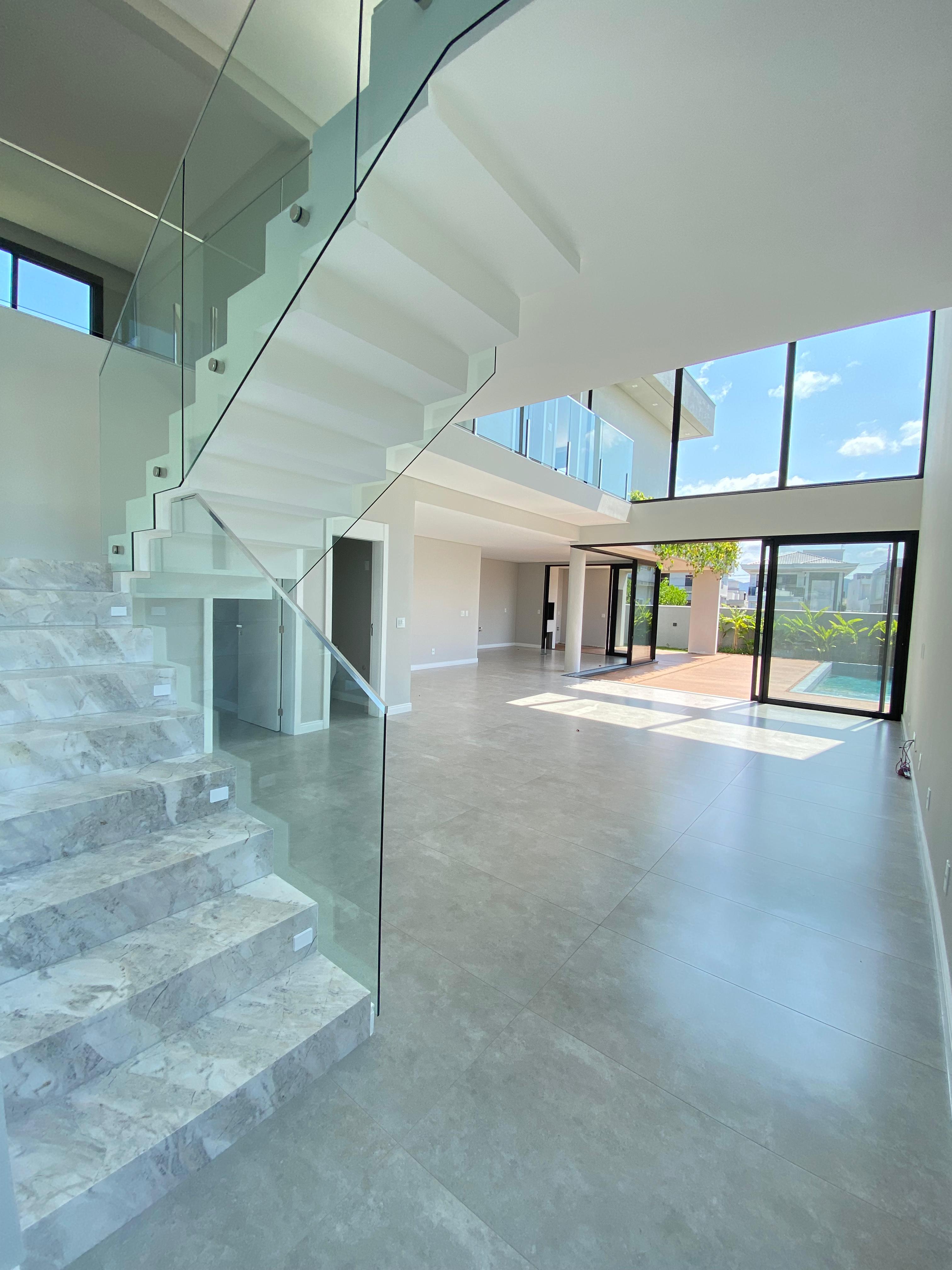 Imagem Casa com 4 Quartos à Venda, 370 m²em Santa Regina - Camboriú Imagem Casa com 4 Quartos à Venda, 370 m²em Santa Regina - Camboriú