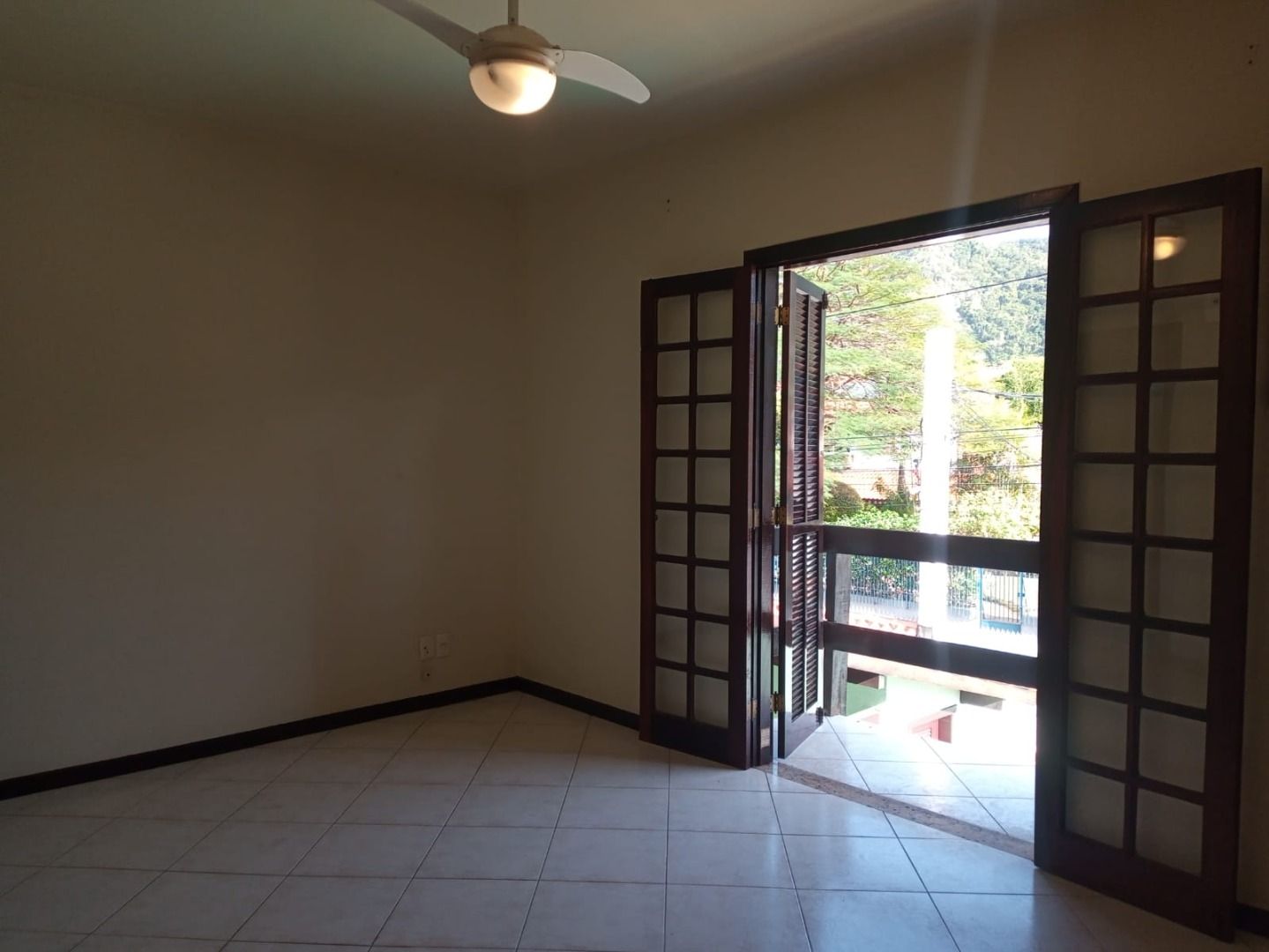 Imagem Casa com 3 Quartos à Venda, 360 m²em Piratininga - Niterói Imagem Casa com 3 Quartos à Venda, 360 m²em Piratininga - Niterói