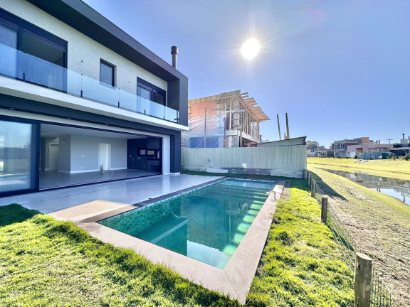 Imagem Casa de Condomínio com 4 Quartos à Venda, 250 m²em Zona Nova - Capão da Canoa