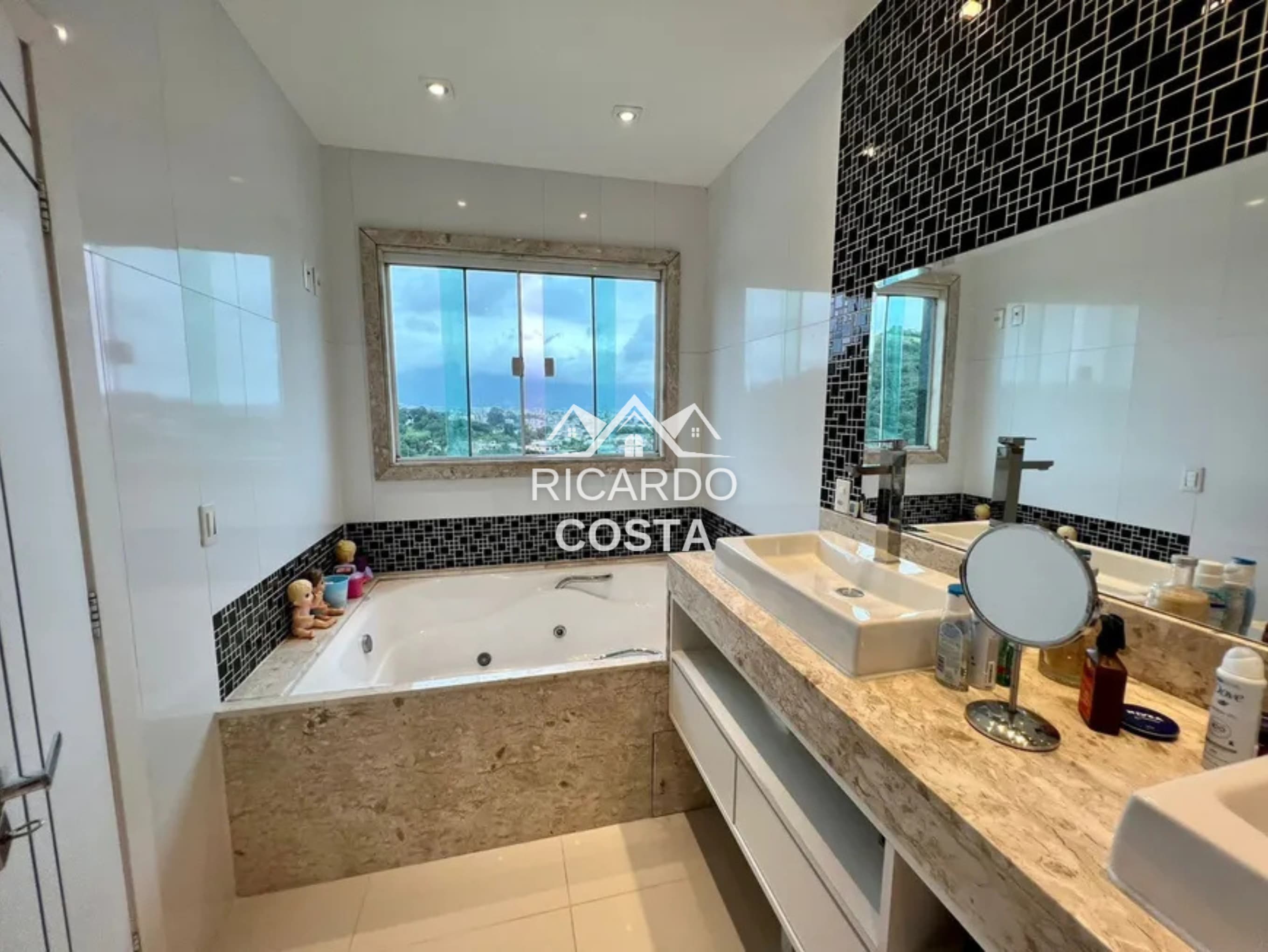 Imagem Casa de Condomínio com 3 Quartos à Venda ou Locação, 310 m² em Jacarepaguá - Rio de Janeiro Imagem Casa de Condomínio com 3 Quartos à Venda ou Locação, 310 m² em Jacarepaguá - Rio de Janeiro