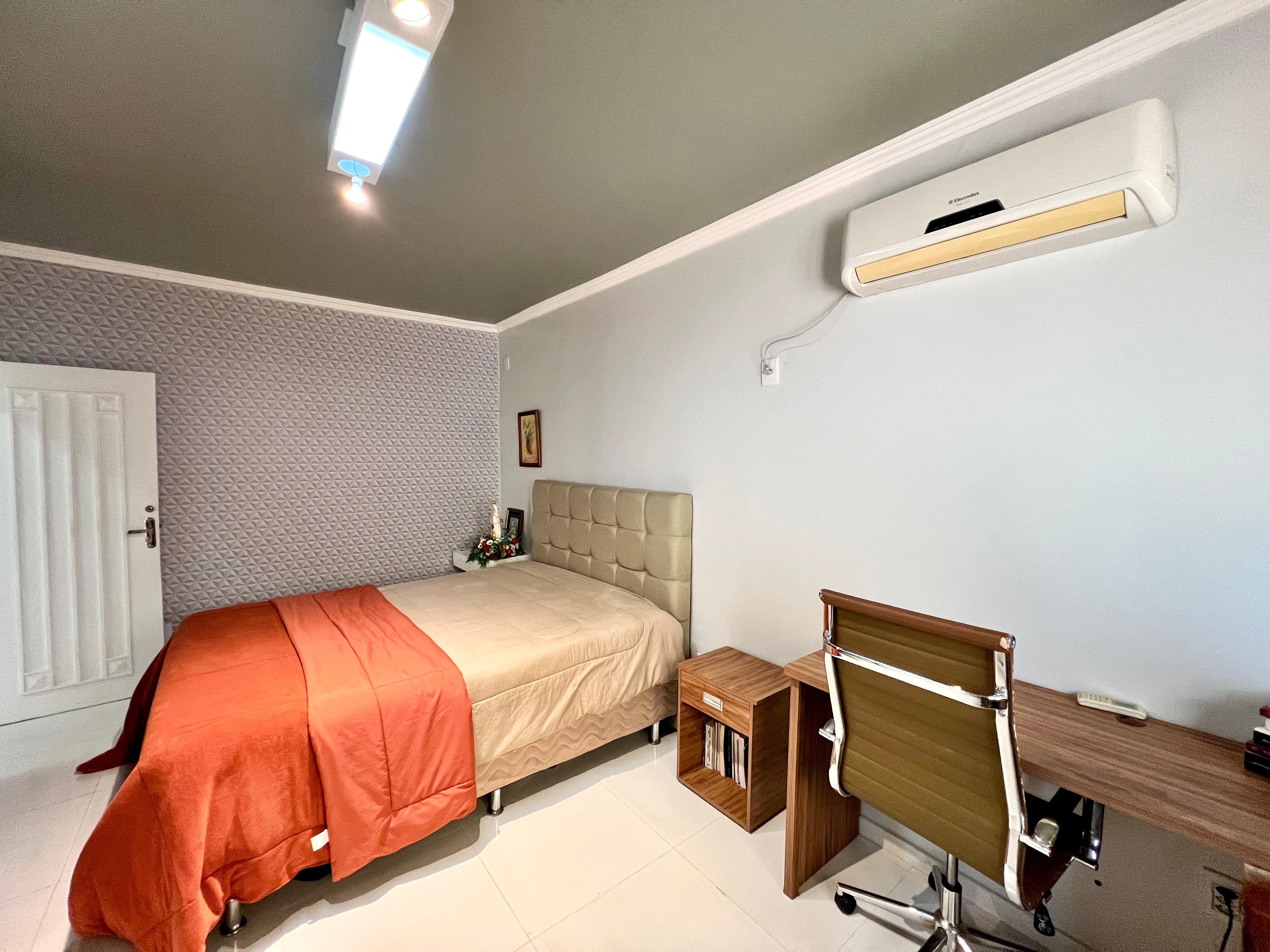 Imagem Casa com 3 Quartos à Venda, 370 m²em Curió-Utinga - Belém Imagem Casa com 3 Quartos à Venda, 370 m²em Curió-Utinga - Belém