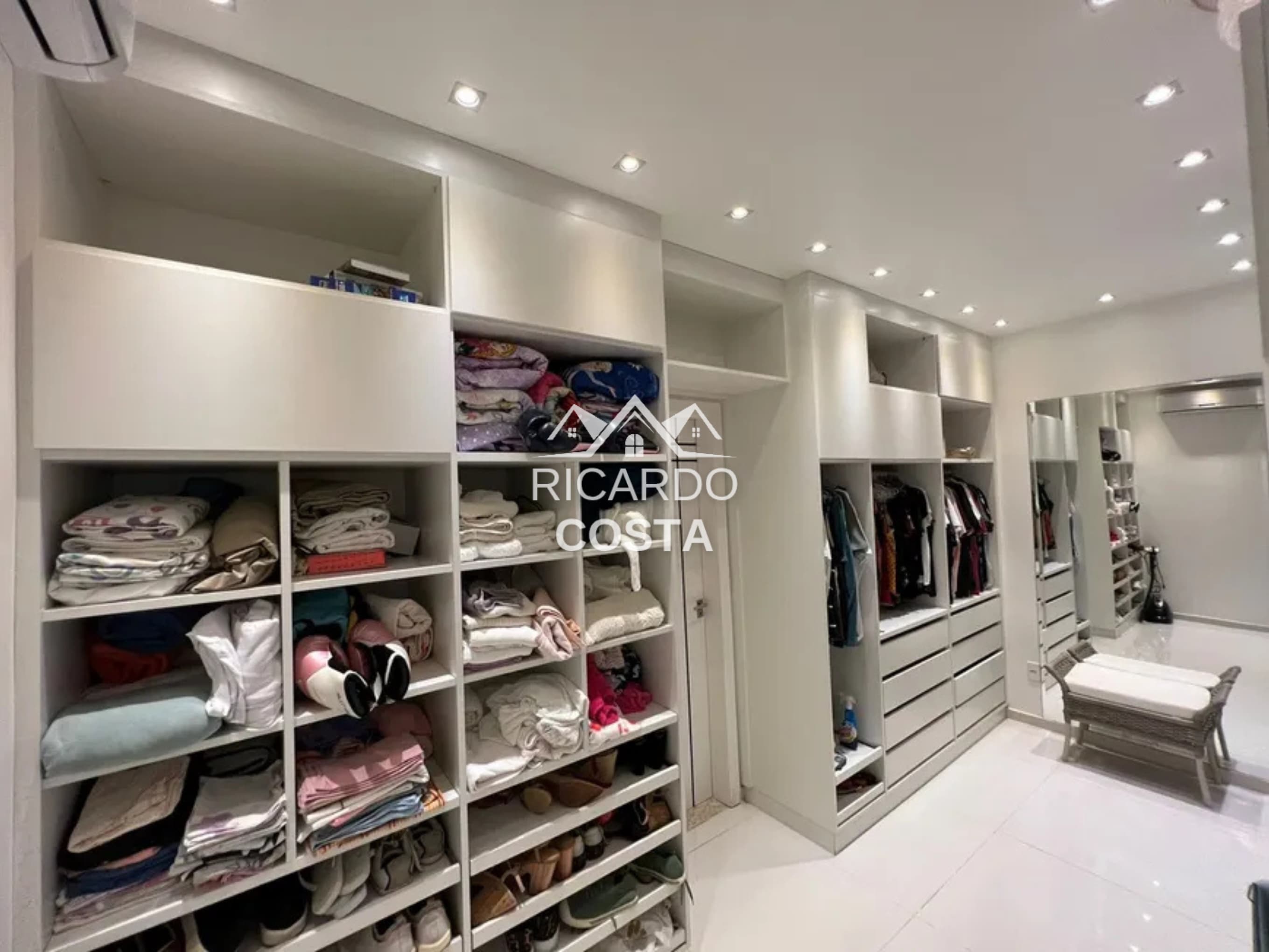Imagem Casa de Condomínio com 3 Quartos à Venda ou Locação, 310 m² em Jacarepaguá - Rio de Janeiro Imagem Casa de Condomínio com 3 Quartos à Venda ou Locação, 310 m² em Jacarepaguá - Rio de Janeiro