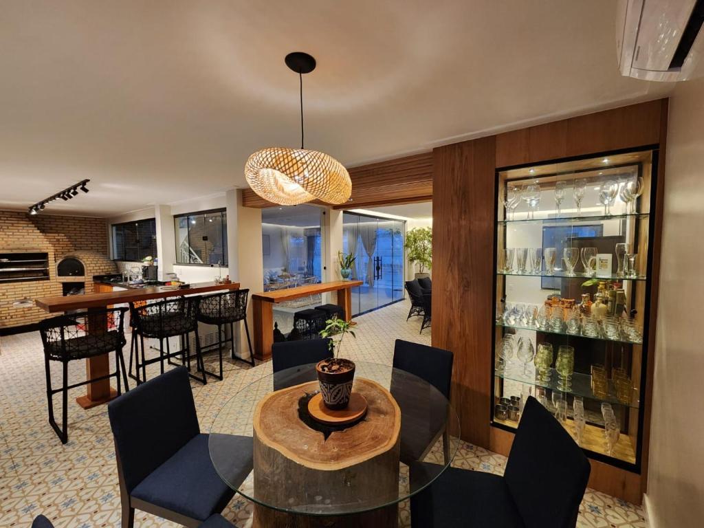 Imagem Casa de Condomínio com 6 Quartos para Temporada, 600 m² em Curió-Utinga - Belém Imagem Casa de Condomínio com 6 Quartos para Temporada, 600 m² em Curió-Utinga - Belém