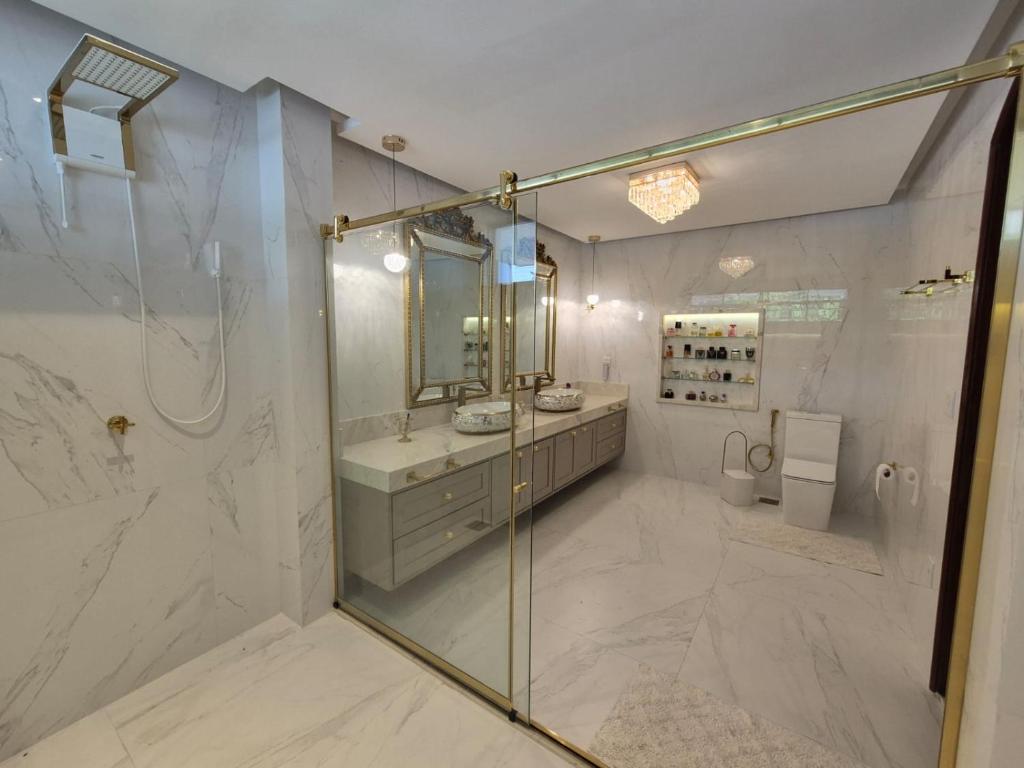 Imagem Casa de Condomínio com 6 Quartos para Temporada, 600 m² em Curió-Utinga - Belém Imagem Casa de Condomínio com 6 Quartos para Temporada, 600 m² em Curió-Utinga - Belém