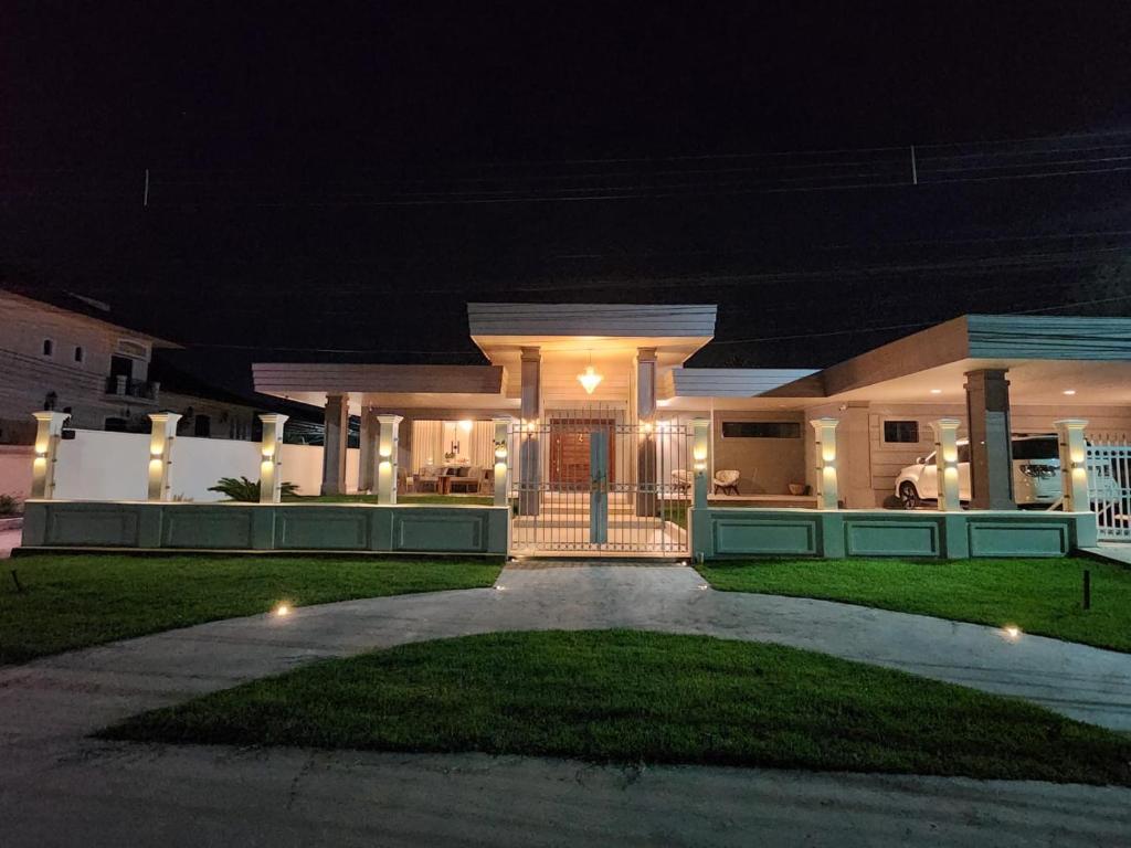 Imagem Casa de Condomínio com 6 Quartos para Temporada, 600 m² em Curió-Utinga - Belém Imagem Casa de Condomínio com 6 Quartos para Temporada, 600 m² em Curió-Utinga - Belém