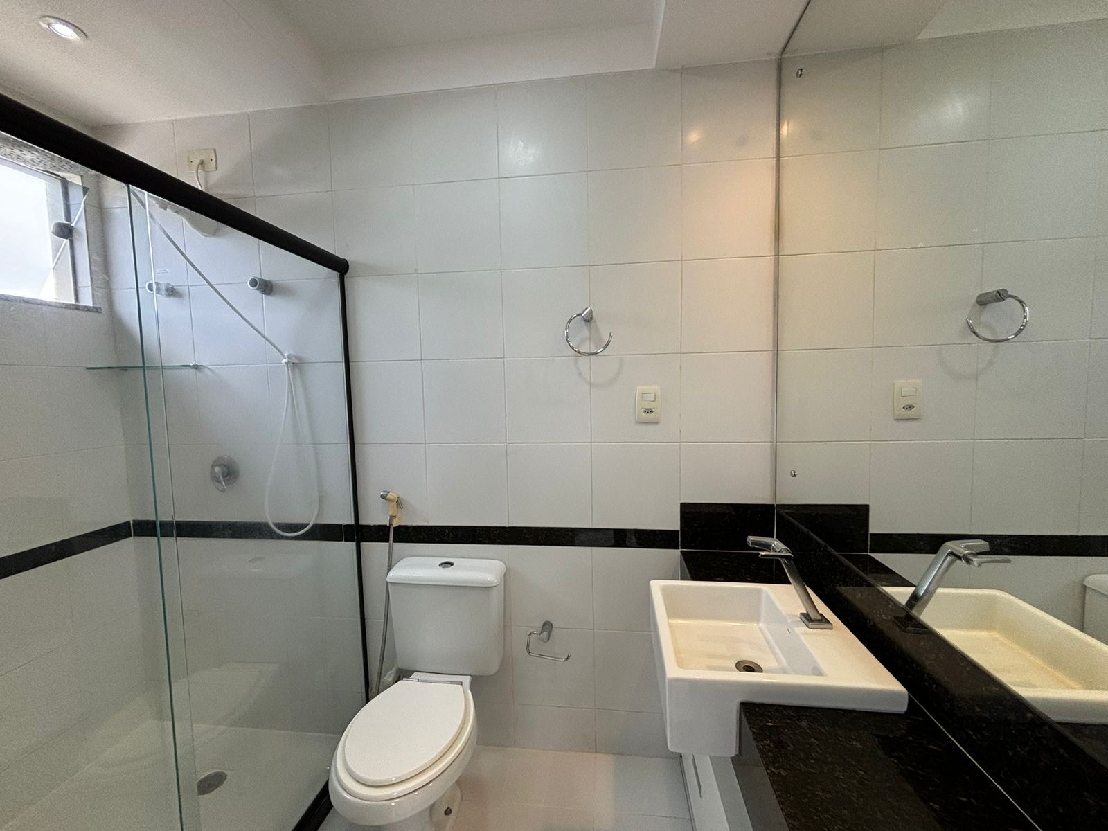 Imagem Casa com 3 Quartos para Alugar, 170 m²em Buraquinho - Lauro de Freitas Imagem Casa com 3 Quartos para Alugar, 170 m²em Buraquinho - Lauro de Freitas