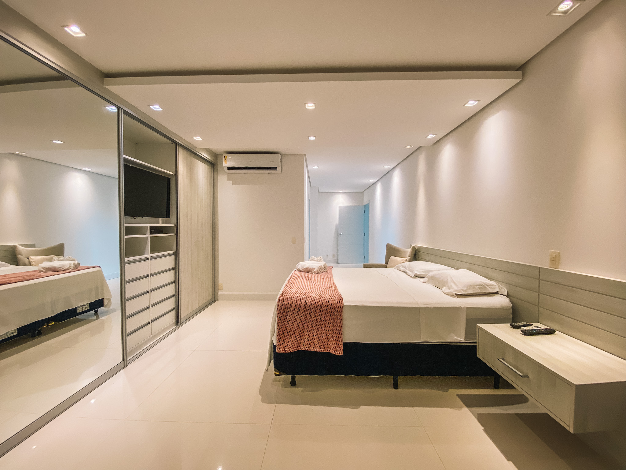 Imagem Casa com 6 Quartos à Venda, 1.000 m² em Jurerê Internacional - Florianópolis Imagem Casa com 6 Quartos à Venda, 1.000 m² em Jurerê Internacional - Florianópolis