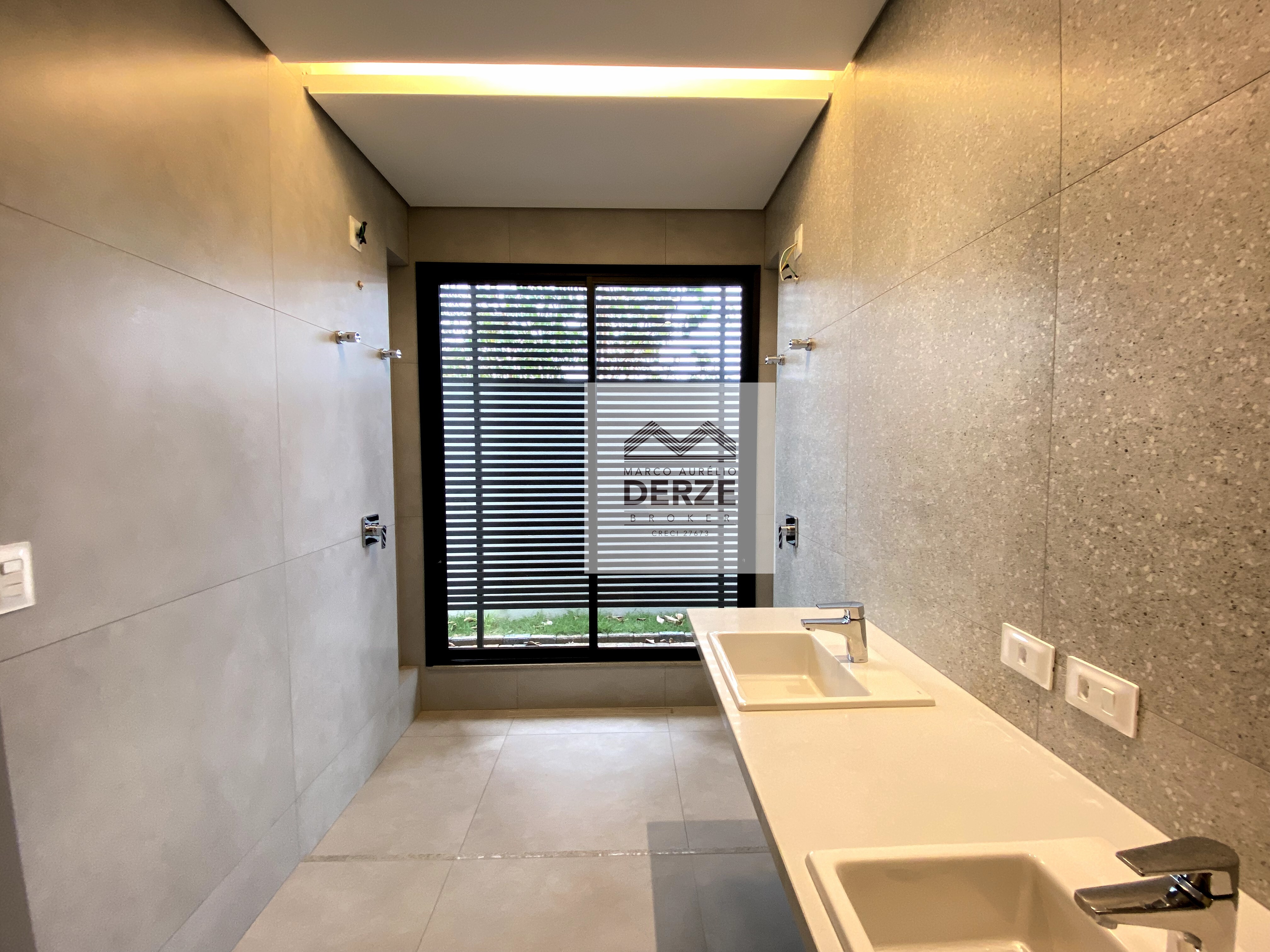 Imagem Casa com 3 Quartos à Venda, 240 m²em Jardim Inconfidência - Uberlândia Imagem Casa com 3 Quartos à Venda, 240 m²em Jardim Inconfidência - Uberlândia
