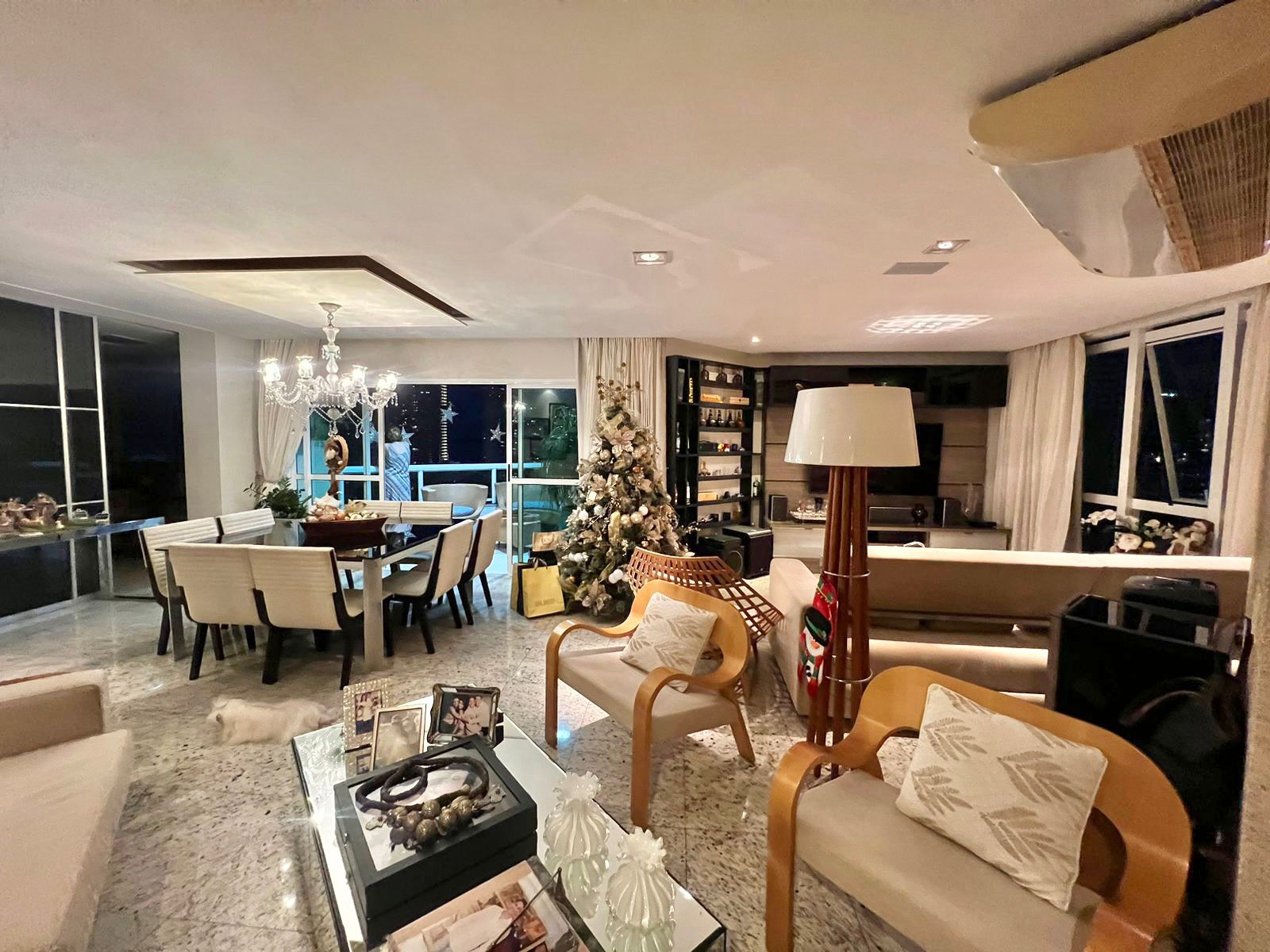Imagem Apartamento com 4 Quartos à Venda, 197 m²em Umarizal - Belém Imagem Apartamento com 4 Quartos à Venda, 197 m²em Umarizal - Belém
