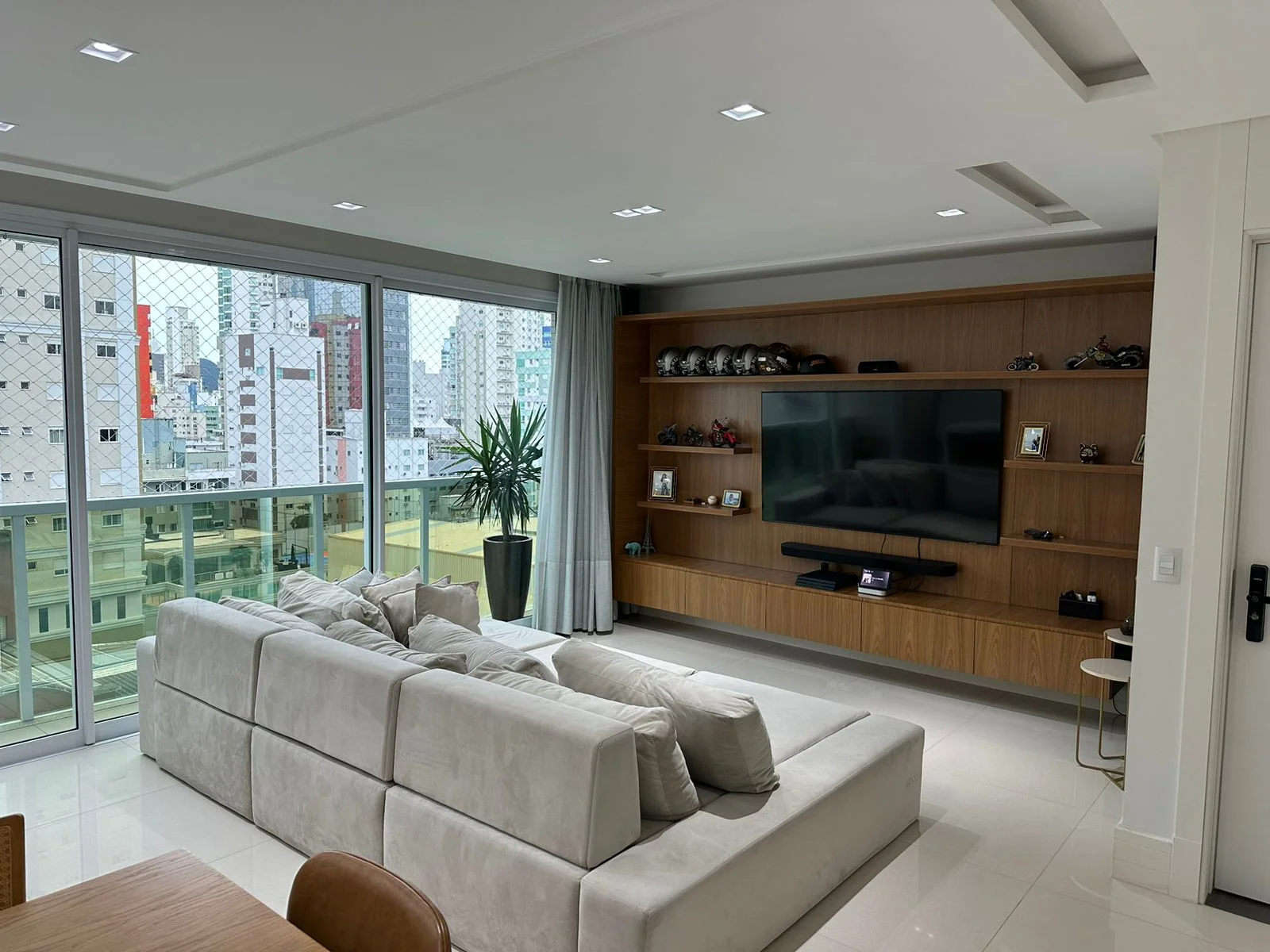 Imagem Apartamento com 4 Quartos à Venda, 161 m²em Centro - Balneário Camboriú Imagem Apartamento com 4 Quartos à Venda, 161 m²em Centro - Balneário Camboriú