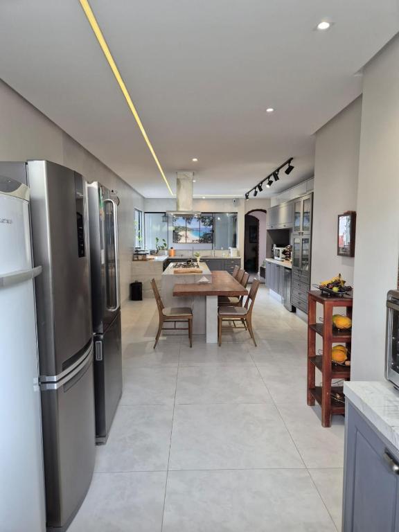 Imagem Casa de Condomínio com 6 Quartos para Temporada, 600 m² em Curió-Utinga - Belém Imagem Casa de Condomínio com 6 Quartos para Temporada, 600 m² em Curió-Utinga - Belém