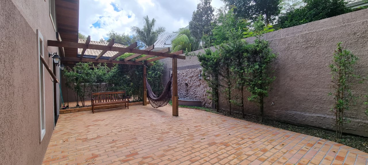 Imagem Casa com 3 Quartos à Venda, 258 m² em Butiatuvinha - Curitiba Imagem Casa com 3 Quartos à Venda, 258 m² em Butiatuvinha - Curitiba