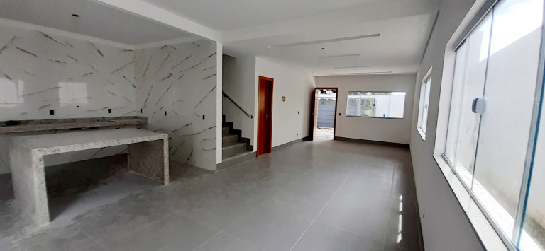 Sobrado com 3 Quartos à Venda,  em Setor Criméia Leste - Goiânia