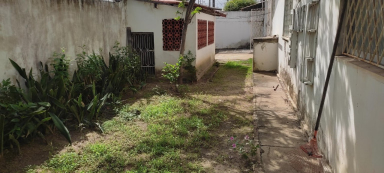 Imagem Casa com 4 Quartos à Venda, 150 m² em Cidade dos Funcionários - Fortaleza Imagem Casa com 4 Quartos à Venda, 150 m² em Cidade dos Funcionários - Fortaleza