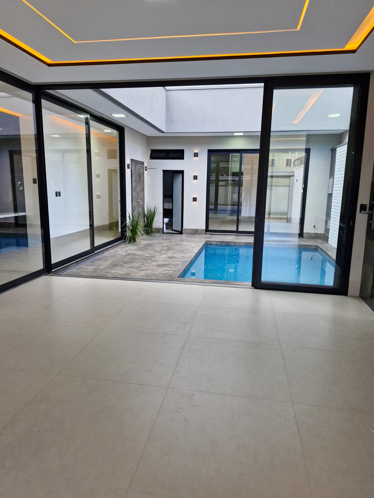 Imagem Casa com 4 Quartos à Venda, 236 m² em Moinho dos Ventos - Goiânia Imagem Casa com 4 Quartos à Venda, 236 m² em Moinho dos Ventos - Goiânia