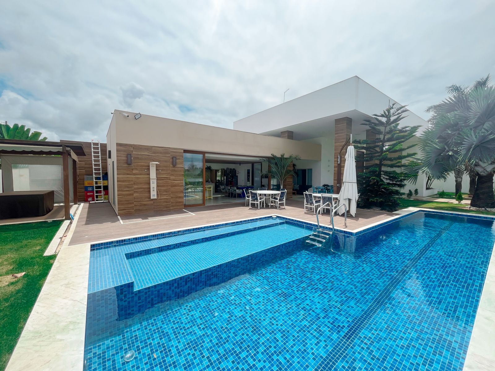 Imagem Casa de Condomínio com 4 Quartos à Venda, 415 m² em Vale do Landirana (Abrantes) - Camaçari Imagem Casa de Condomínio com 4 Quartos à Venda, 415 m² em Vale do Landirana (Abrantes) - Camaçari