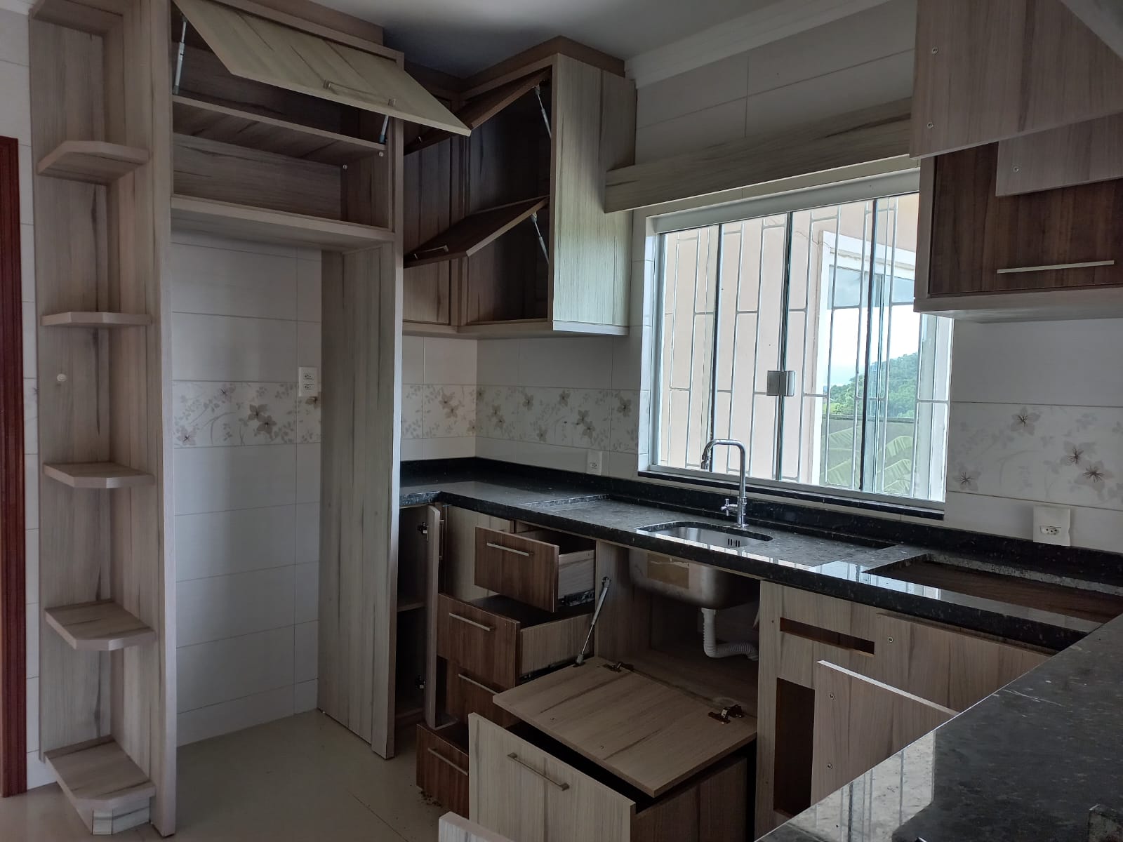 Imagem Sobrado com 4 Quartos à Venda, 250 m²em Fundos - Biguaçu