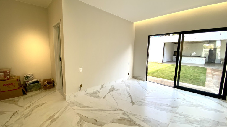 Imagem Casa de Condomínio com 3 Quartos à Venda,  em Samambaia Sul (Samambaia) - Brasília