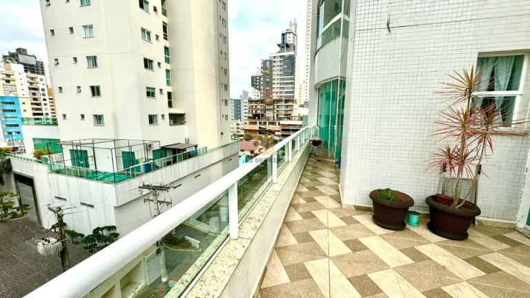 Imagem Imóvel com 3 Quartos à Venda, 213 m² em Pioneiros - Balneário Camboriú Imagem Imóvel com 3 Quartos à Venda, 213 m² em Pioneiros - Balneário Camboriú