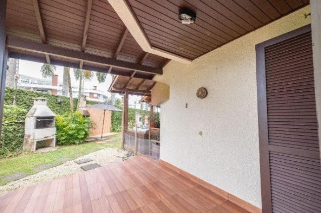 Imagem Sobrado com 3 Quartos à Venda, 160 m² em Cachoeira Do Bom Jesus - Florianópolis