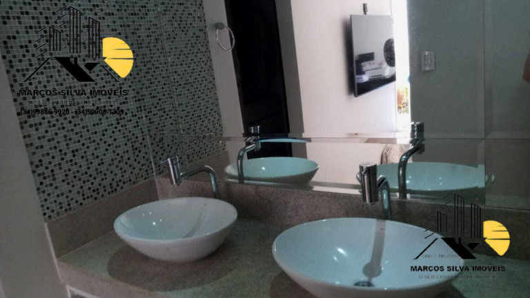 Imagem Casa com 4 Quartos à Venda, 360 m² em Santa Mônica - Uberlândia Imagem Casa com 4 Quartos à Venda, 360 m² em Santa Mônica - Uberlândia