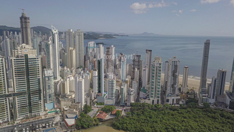 Imagem Apartamento com 4 Quartos à Venda, 185 m² em Centro - Balneário Camboriú Imagem Apartamento com 4 Quartos à Venda, 185 m² em Centro - Balneário Camboriú