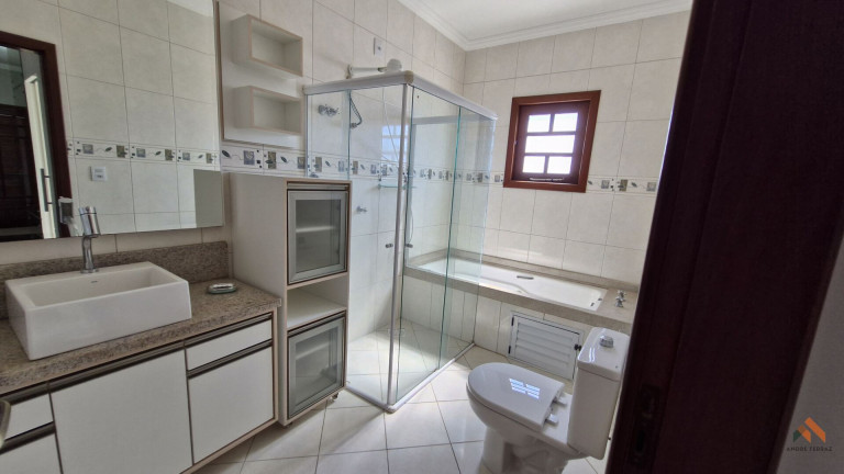 Imagem Casa com 3 Quartos à Venda, 240 m²