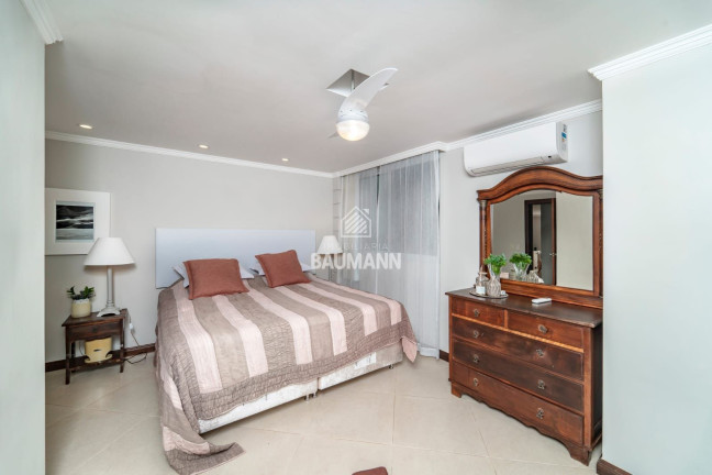 Imagem Casa com 7 Quartos à Venda, 408 m² em Centro - Bombinhas Imagem Casa com 7 Quartos à Venda, 408 m² em Centro - Bombinhas